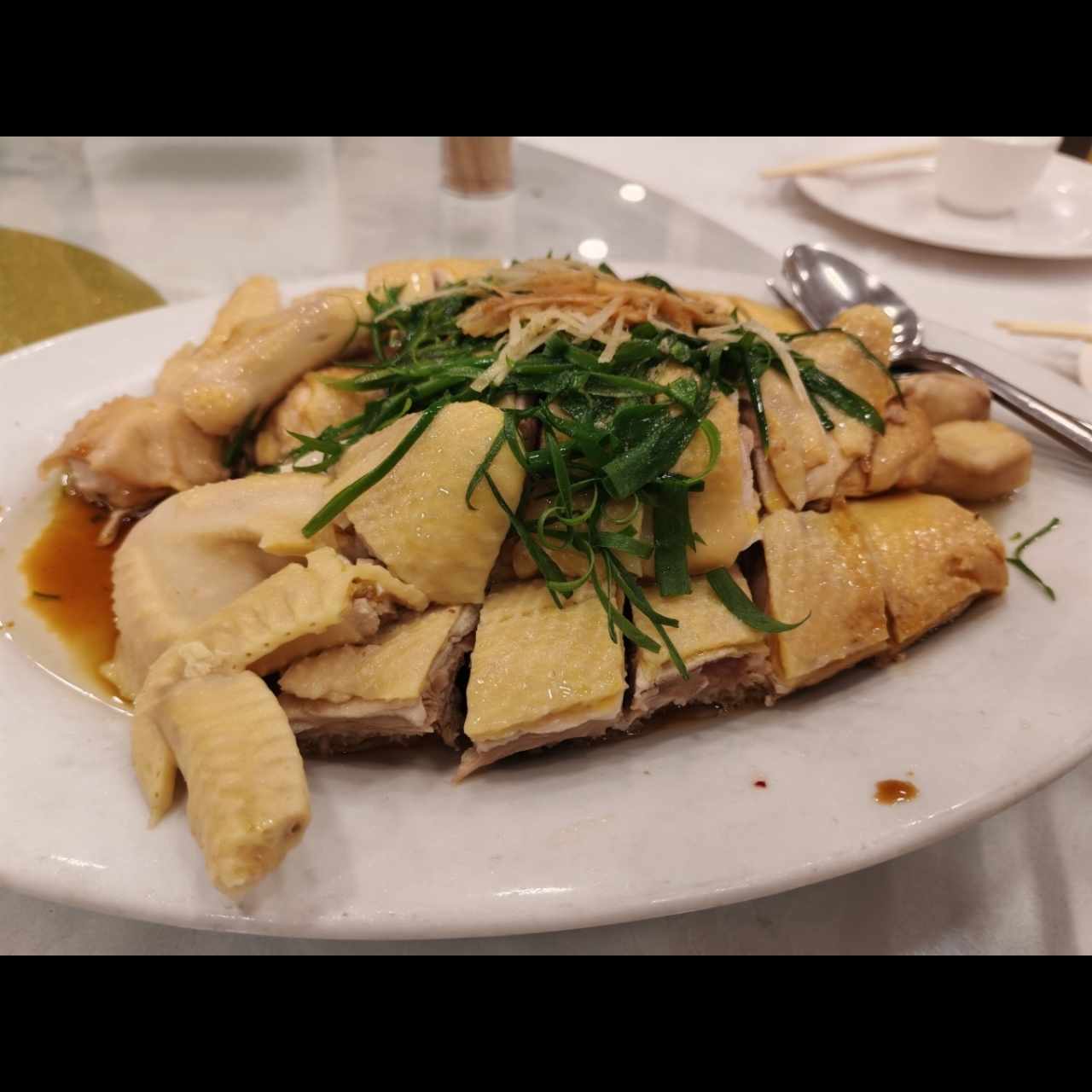 Gallina con jengibre y cebollina