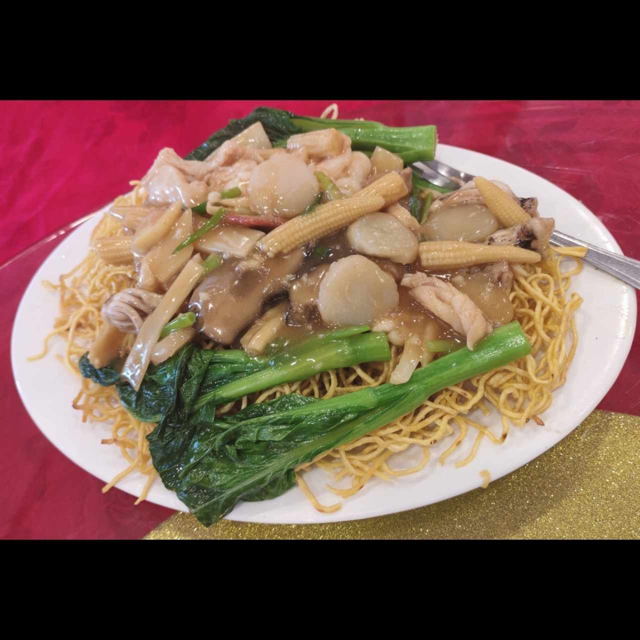 Fideos fritos crocantes estilo cantón de combinación 