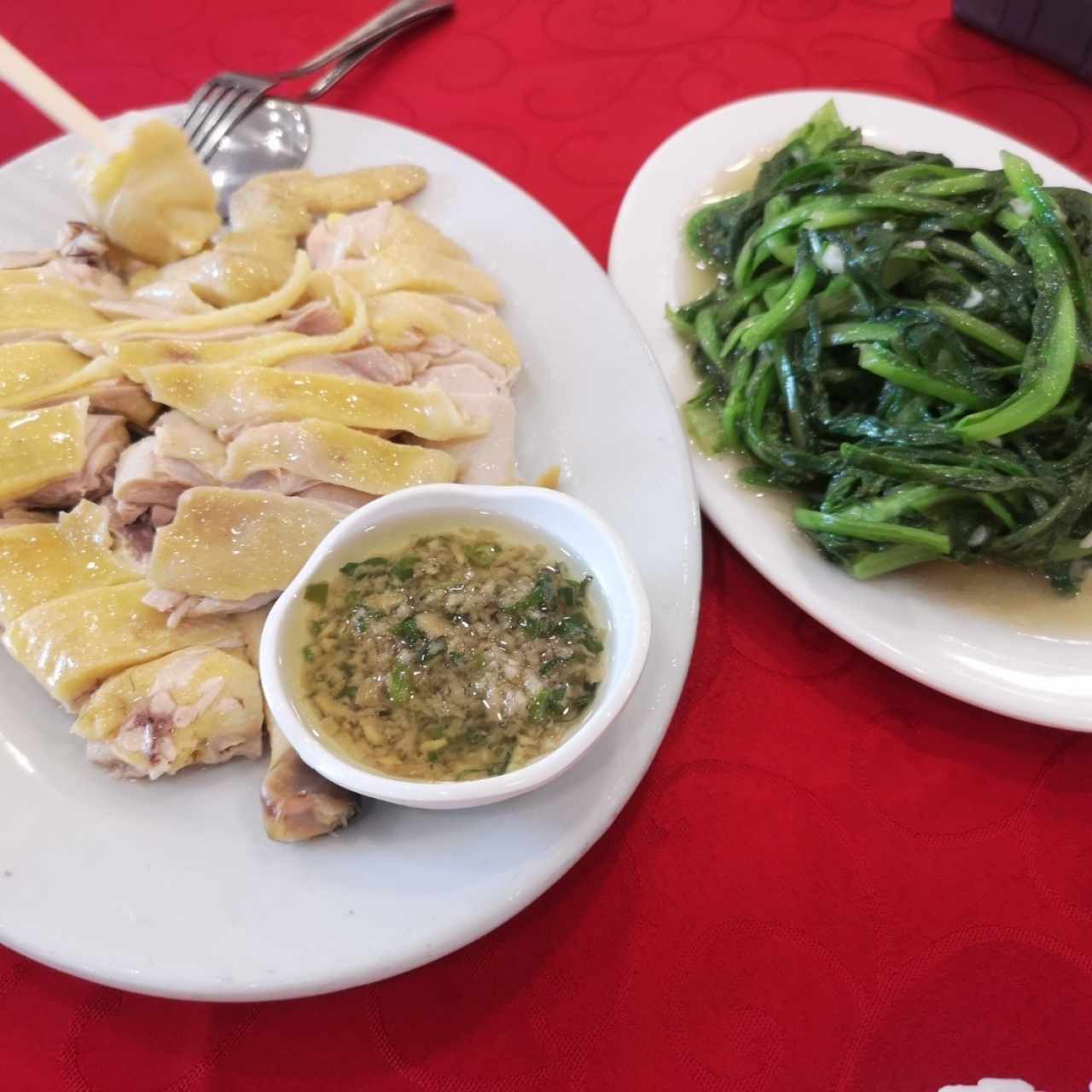 Pachikai (gallina) con jengibre y hojas 