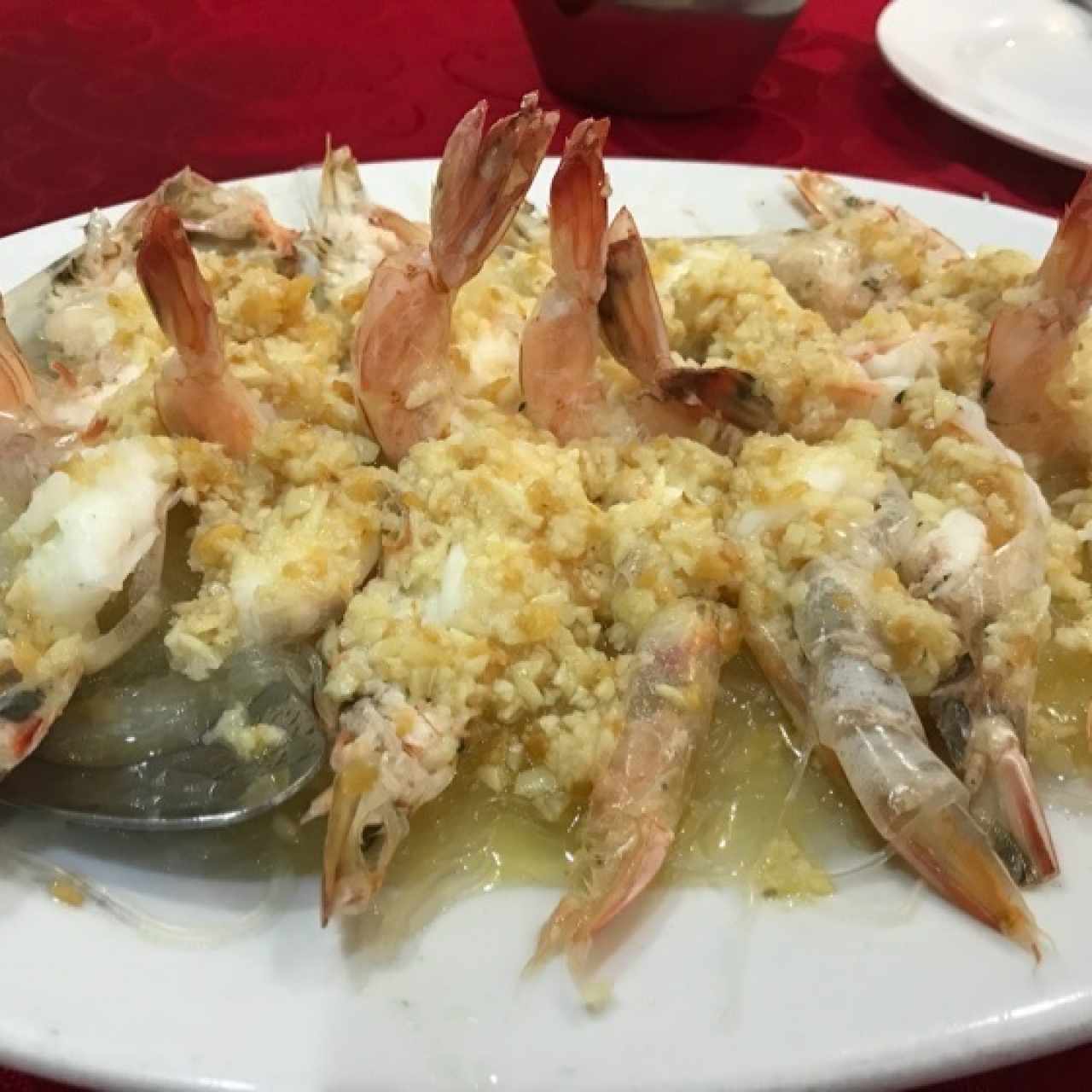 camarones con ajo al vapor sobre cama de fideos