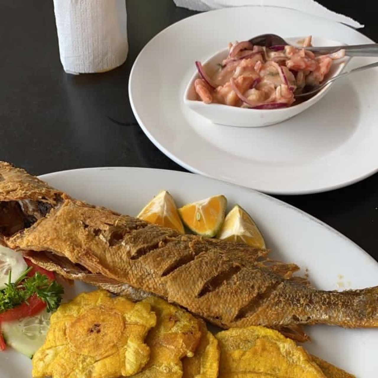 Curvina frita y ceviche de camarones 