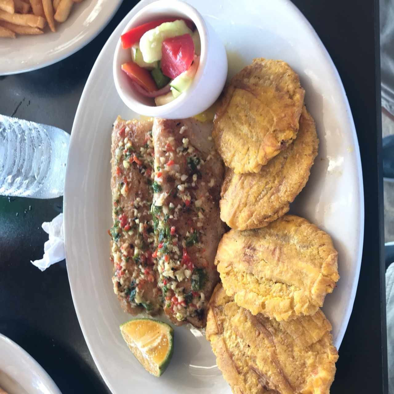 filete de corvina al ajillo con patacones