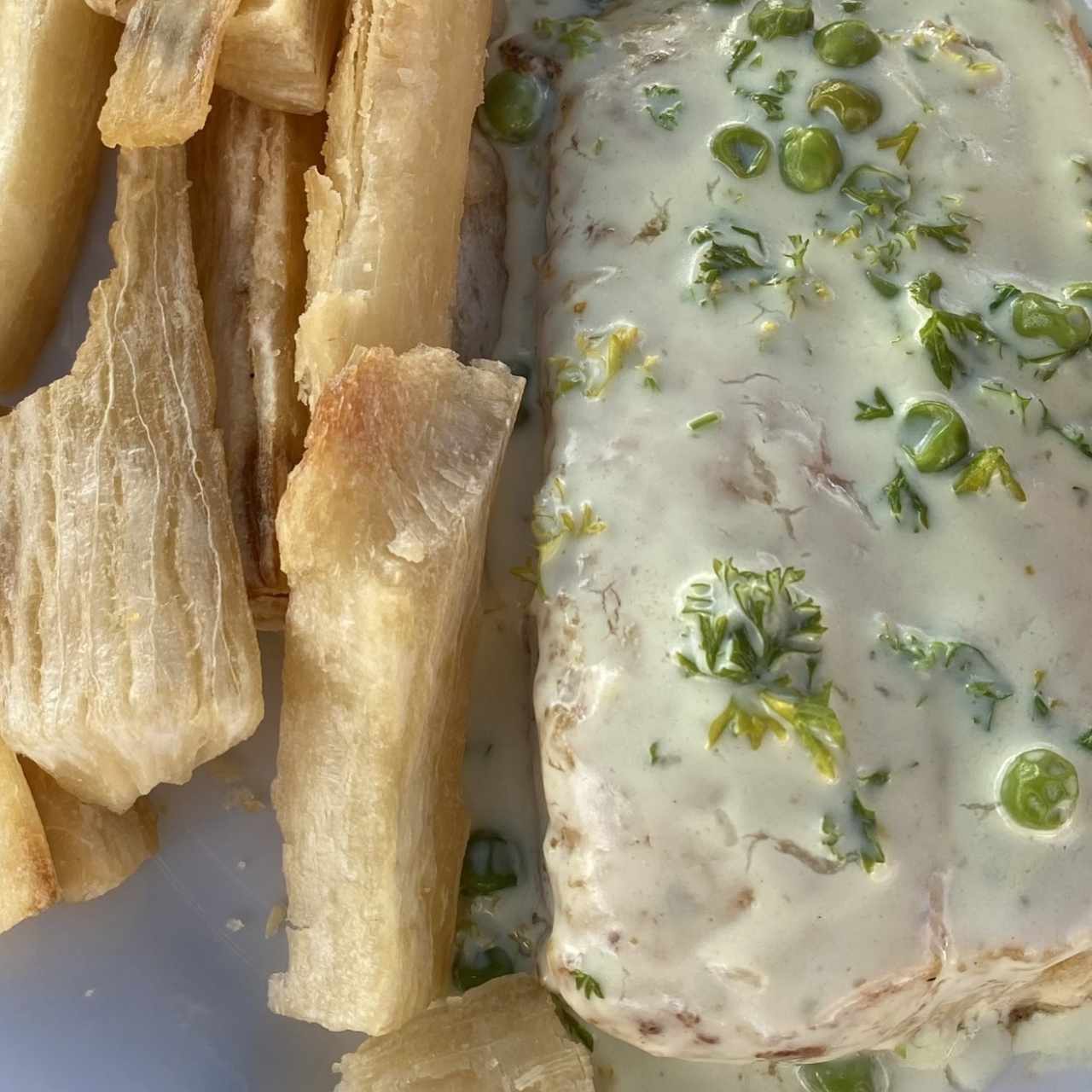 Filete de corvina a la caribeña bañado en salda de coco con yuca frita