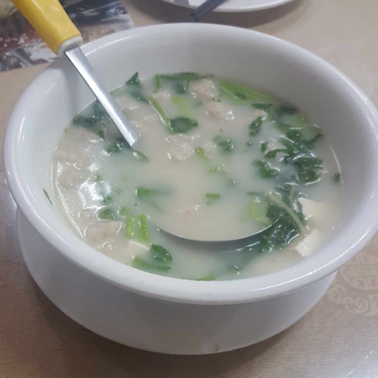 sopa de bolita de pescado con tofu