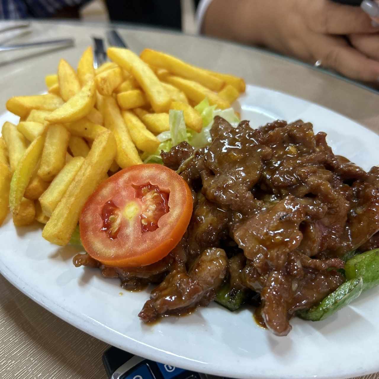 Combo Bistec Picado con Arroz Yan Chaw y Soda lata