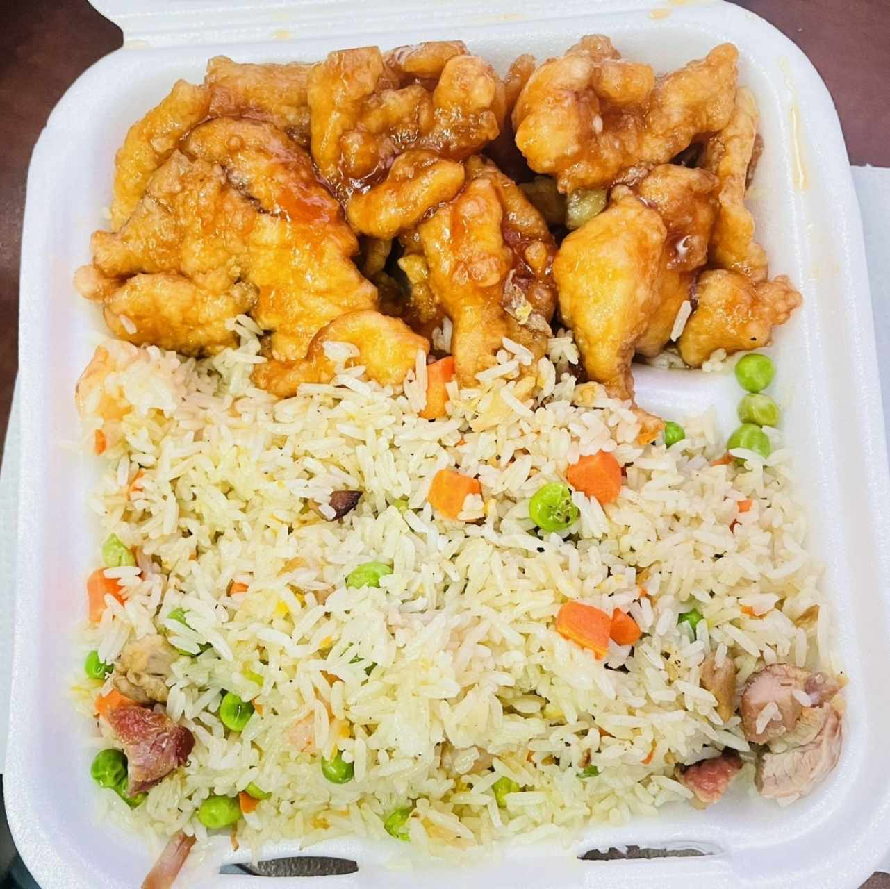 Combo Pollo Agridulce con Arroz Yan Chaw y Soda lata