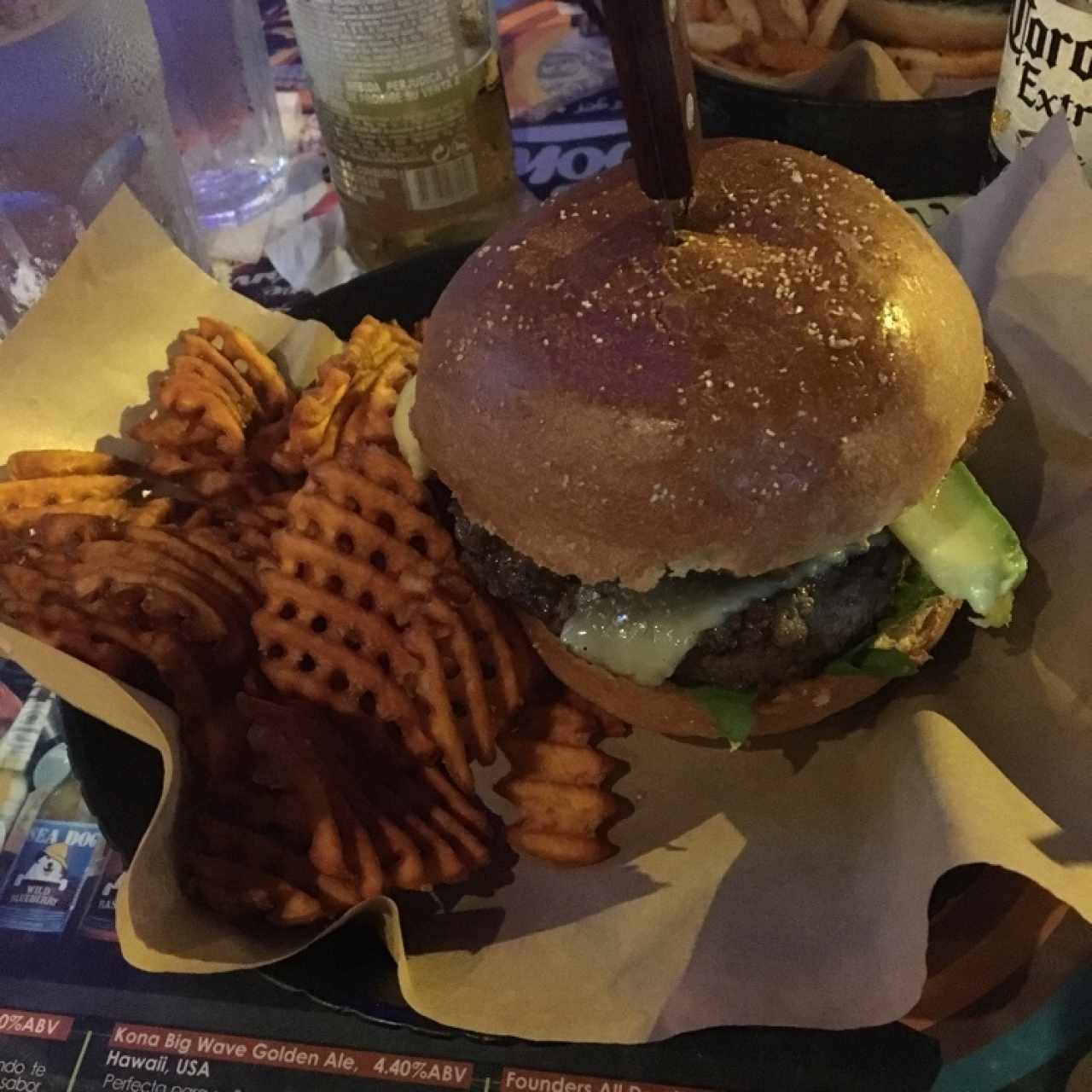 madrileña burger con aguacate y huevo frito acompañado de camote frito