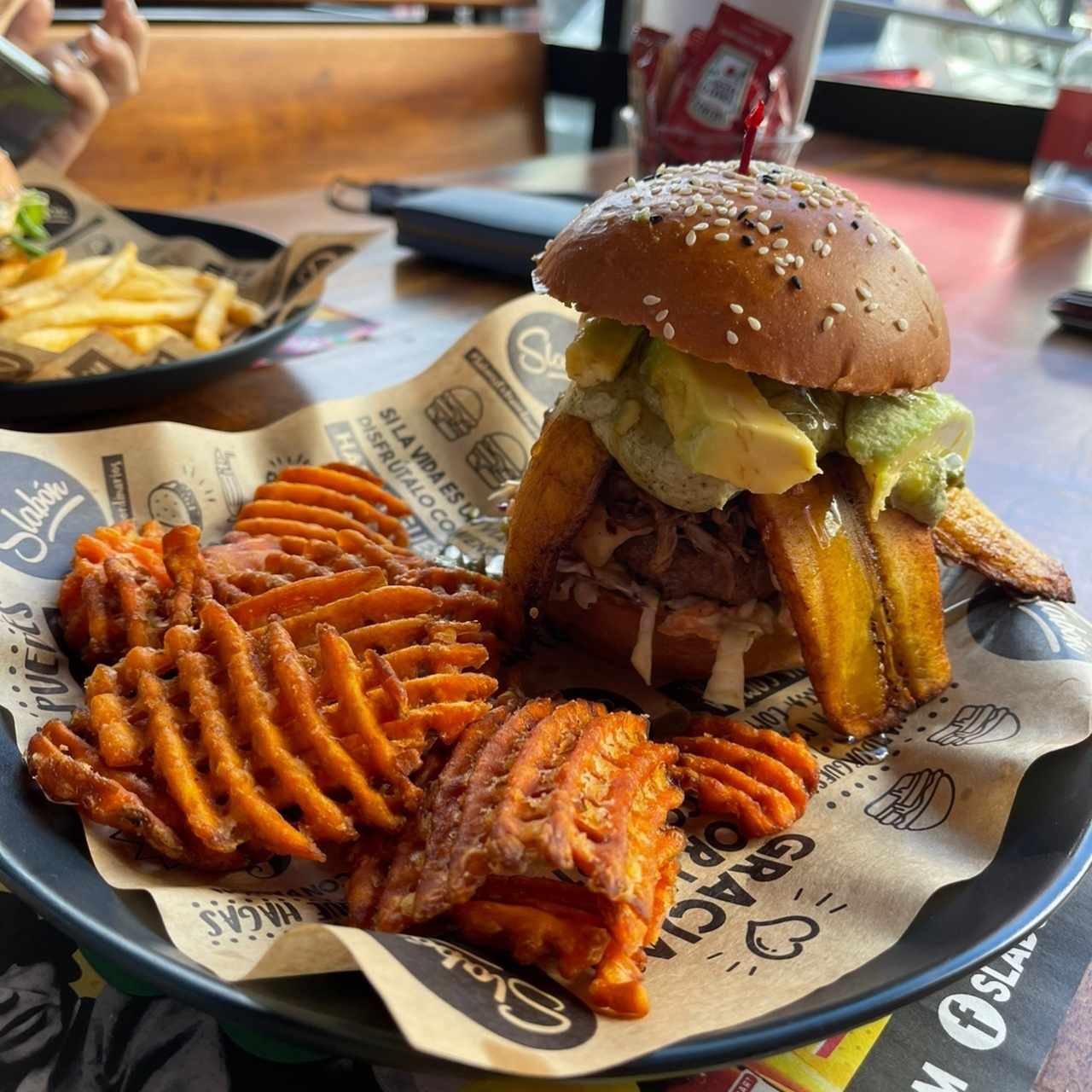 Signature Burgers - La Panameña