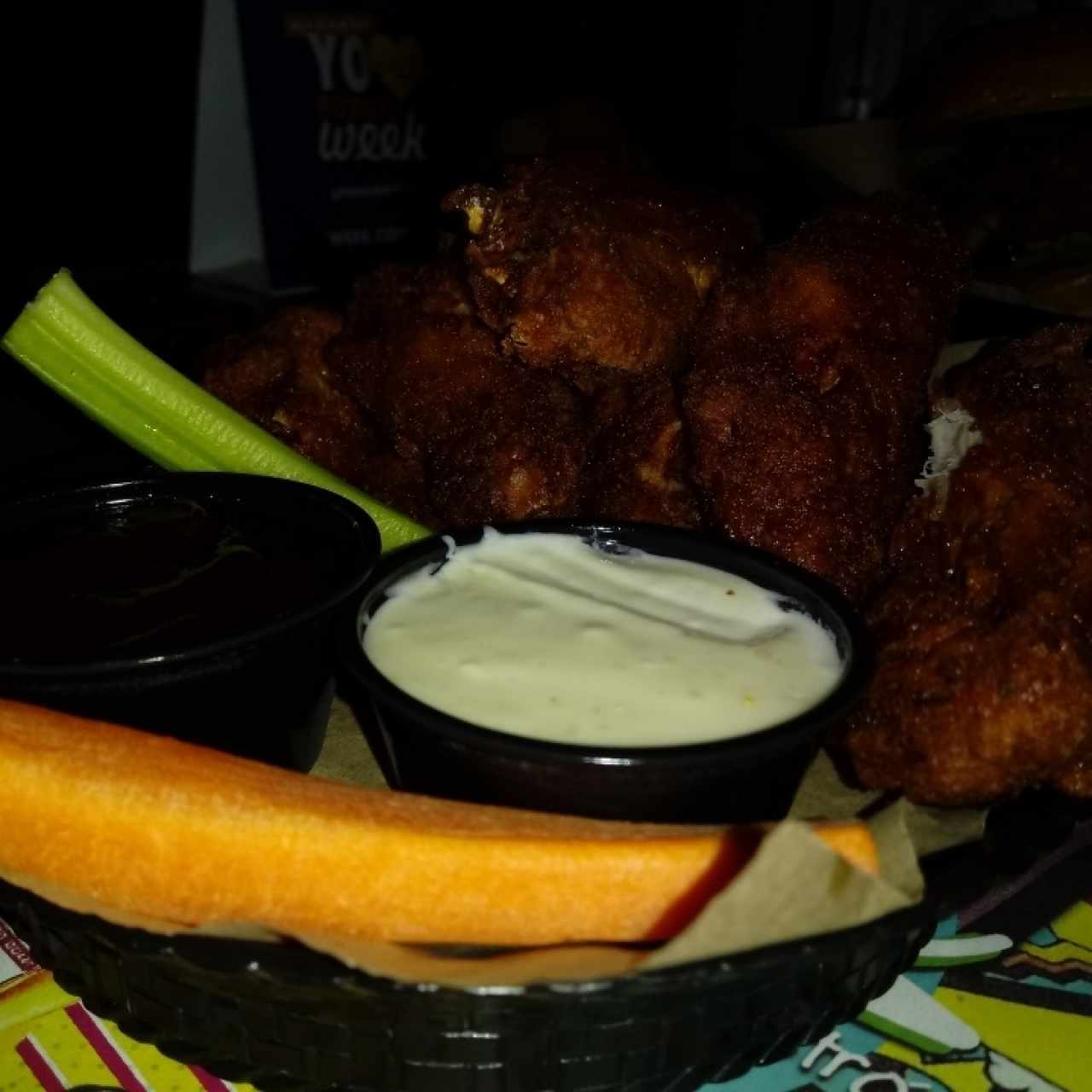 Slabon Wings con honey bbq sauce aparte