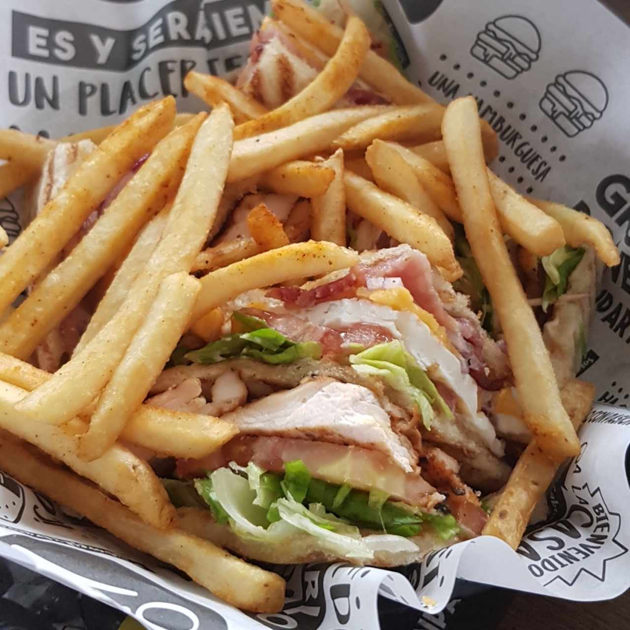 Club Sándwich con Papas Fritas