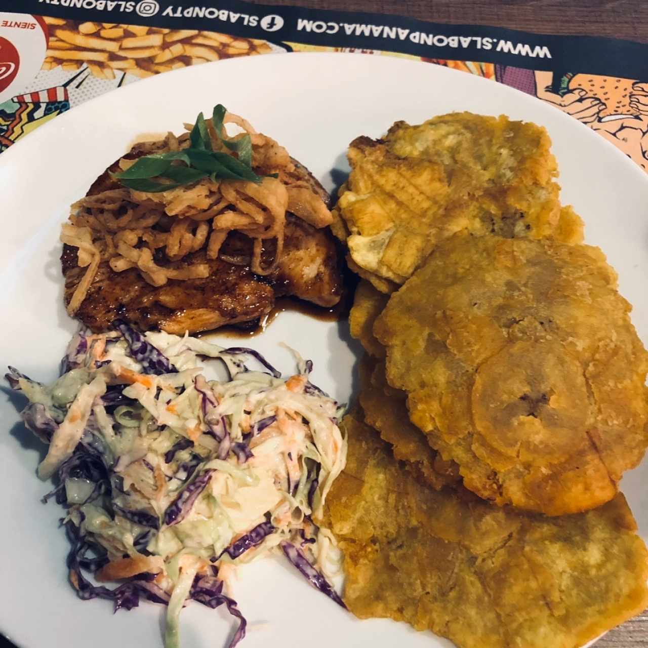 Pechuga de Pollo con salsa de whisky acompañada de ensalada y patacones