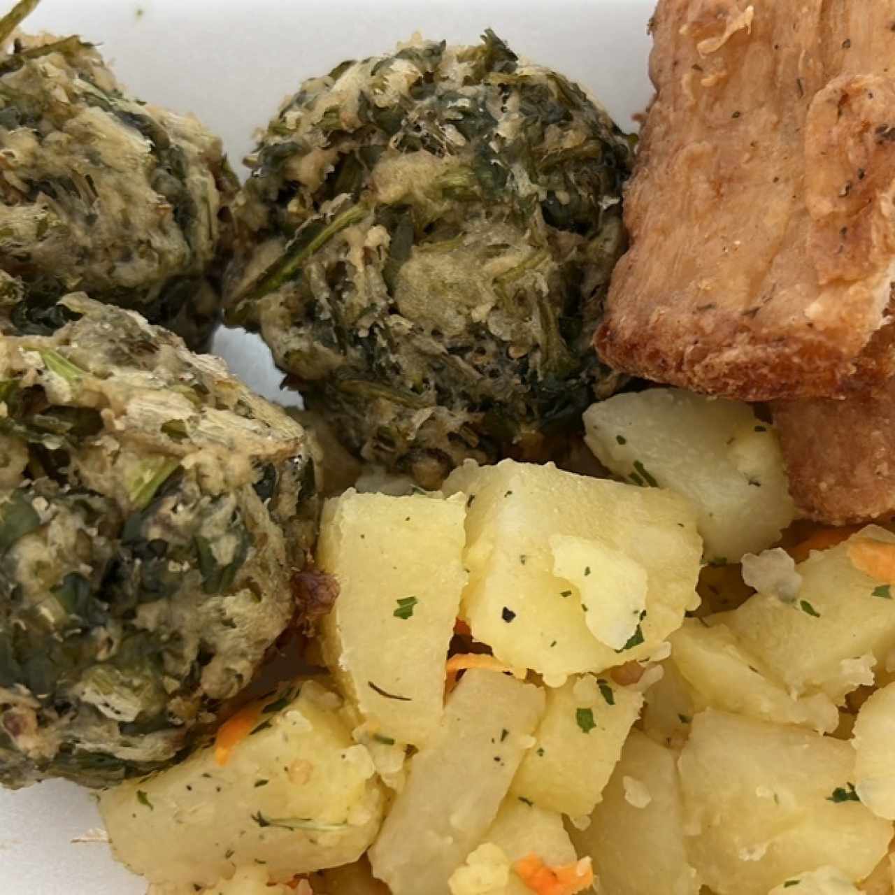 Bolitas de berro, soya frita, papas salteadas