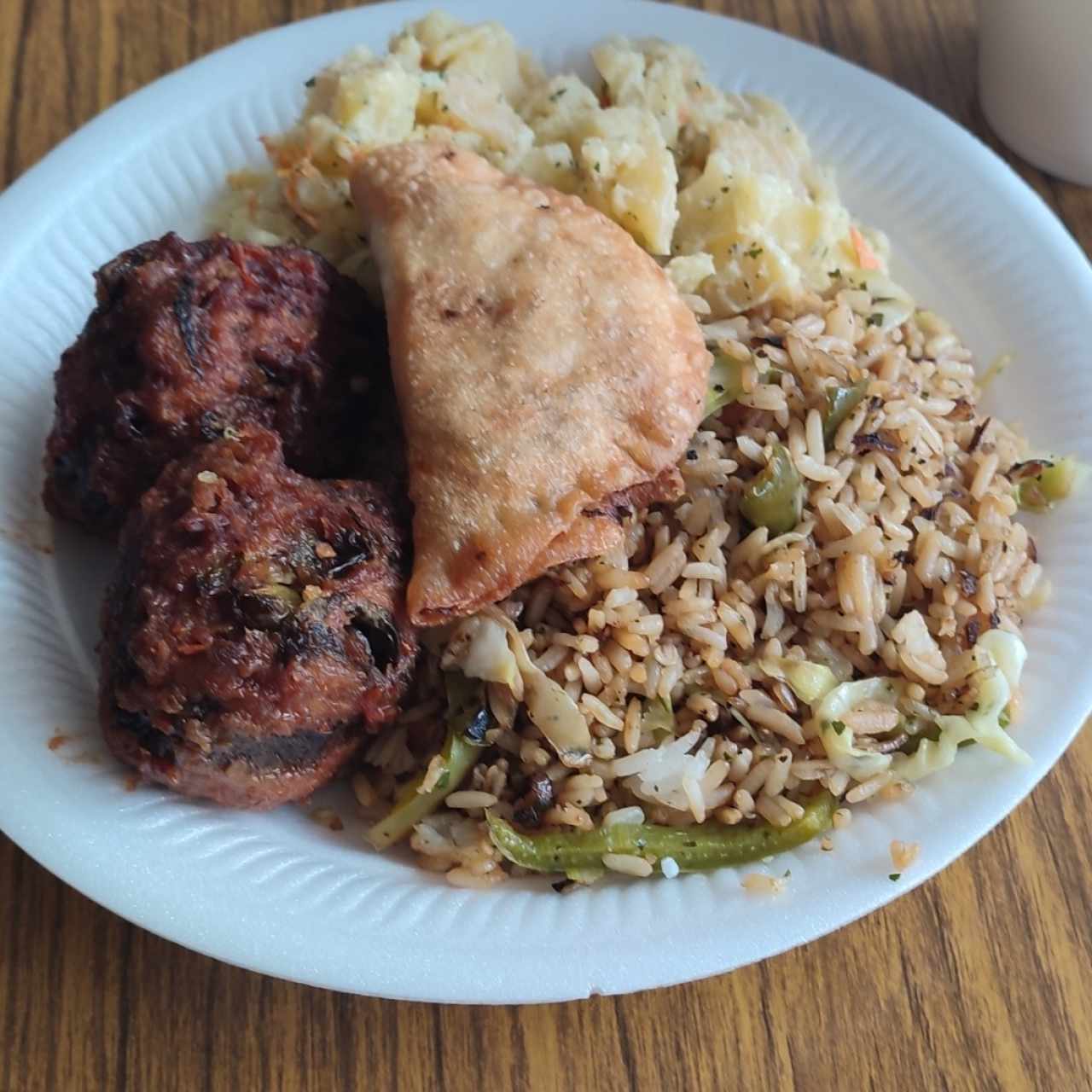 Arroz con vegetales, bolitas de soya, ensalada de papa y empanada