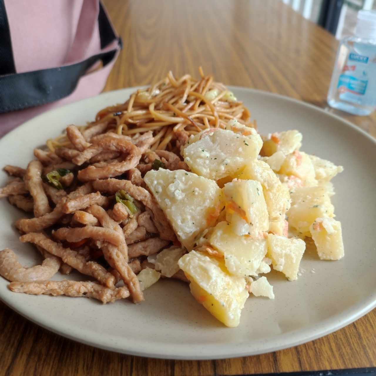 Chow mein, ensalada de papa, tiritas de soya