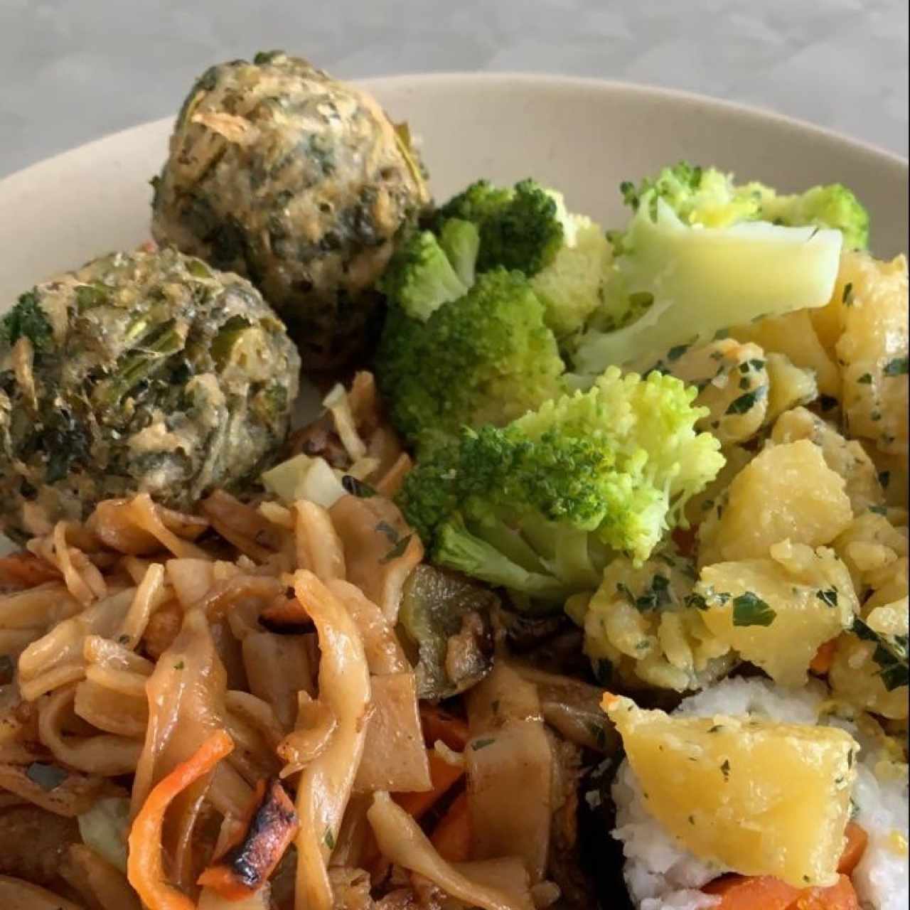 bolitas de berro, tallarines, brocoli y ensalada de papas