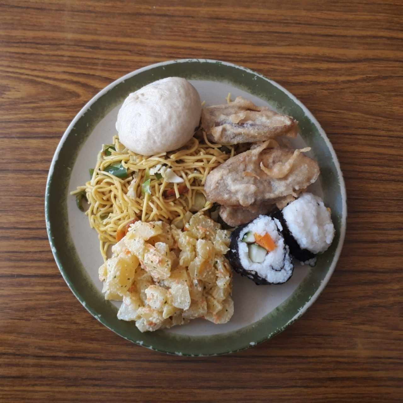 chow mein, hampao de vegetales, berenjena frita, sushi, ensalada de papas