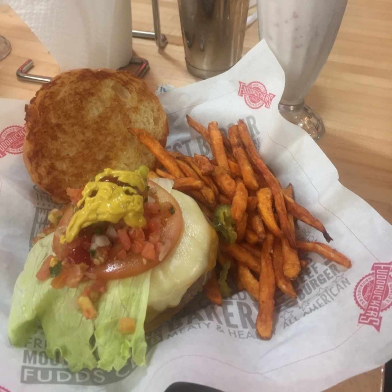 Hamburguesa de tres quesos con papas de camote. 