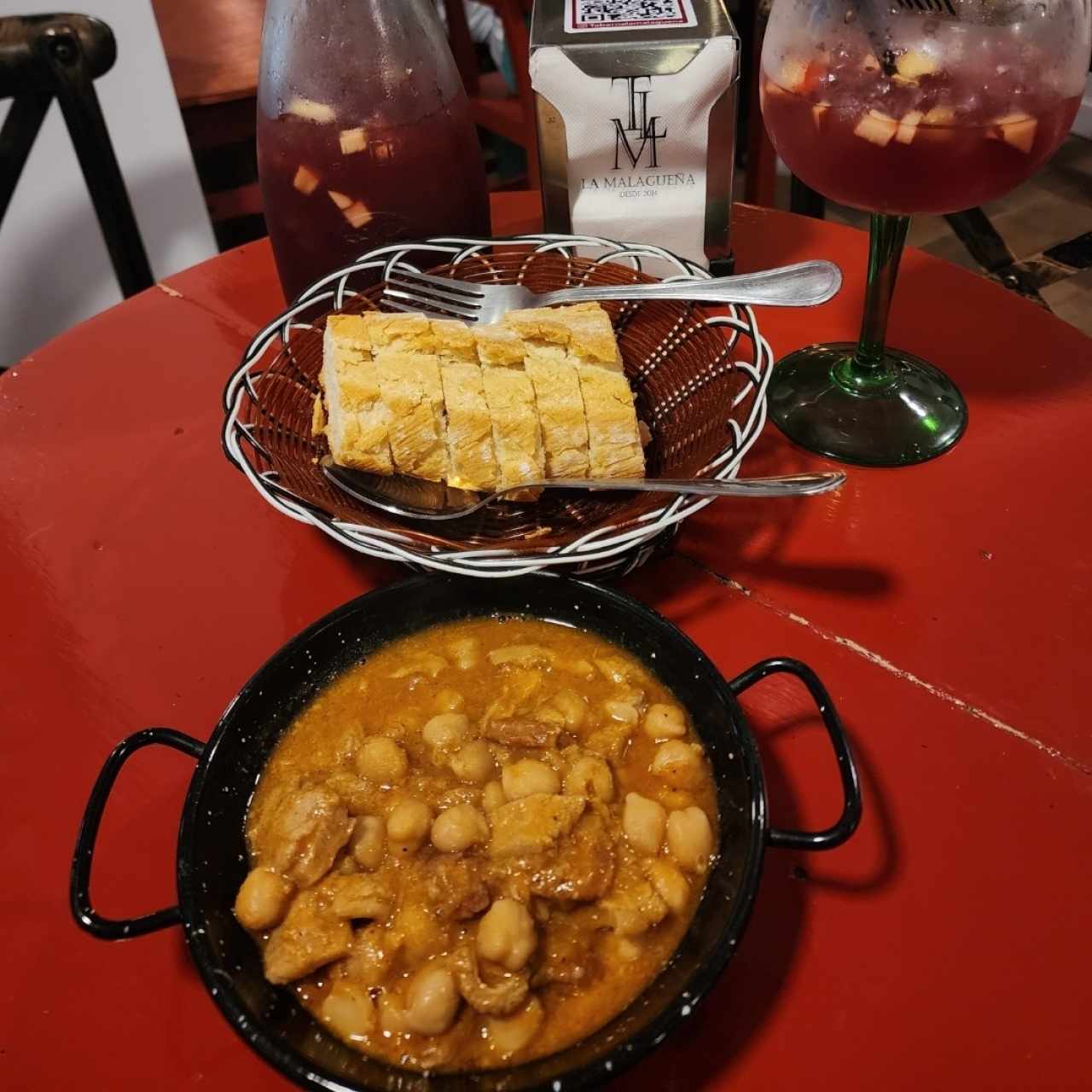 Sangría callos con pan y papas bravas