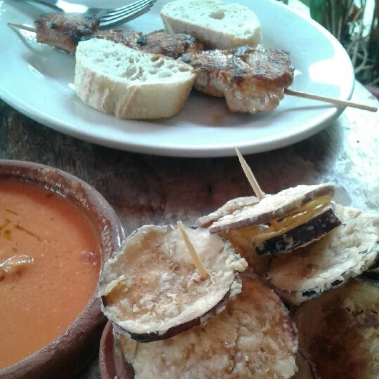 berenjenas fritas, pincho moruno y salmoreja  