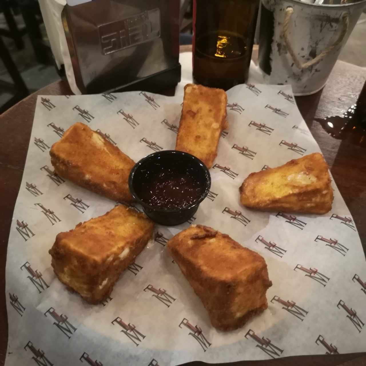 Queso Camenbert con mermelada de fresa