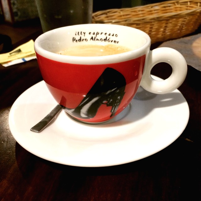 Café americano en taza Almodóvar