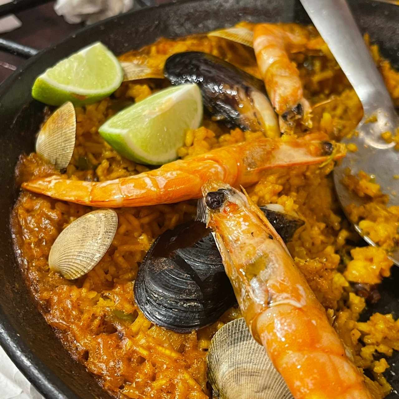 Paella (carne. mariscos o mixta)