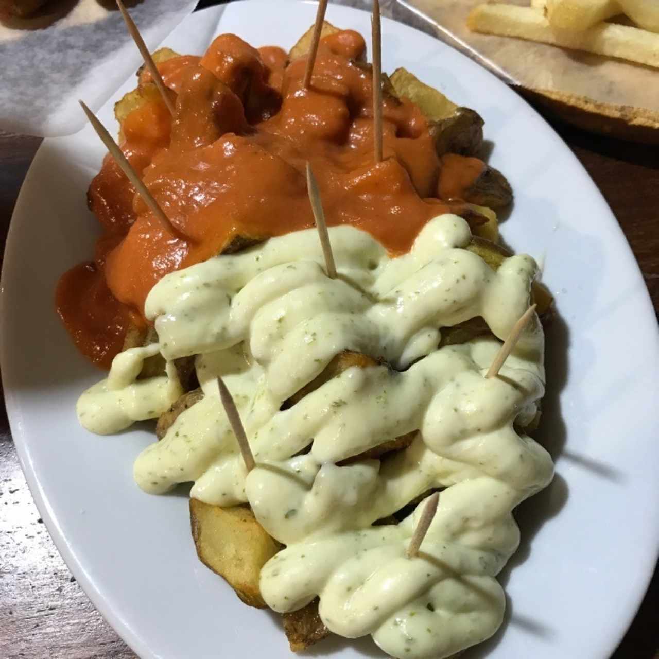 Papas bravas y papas con alioli