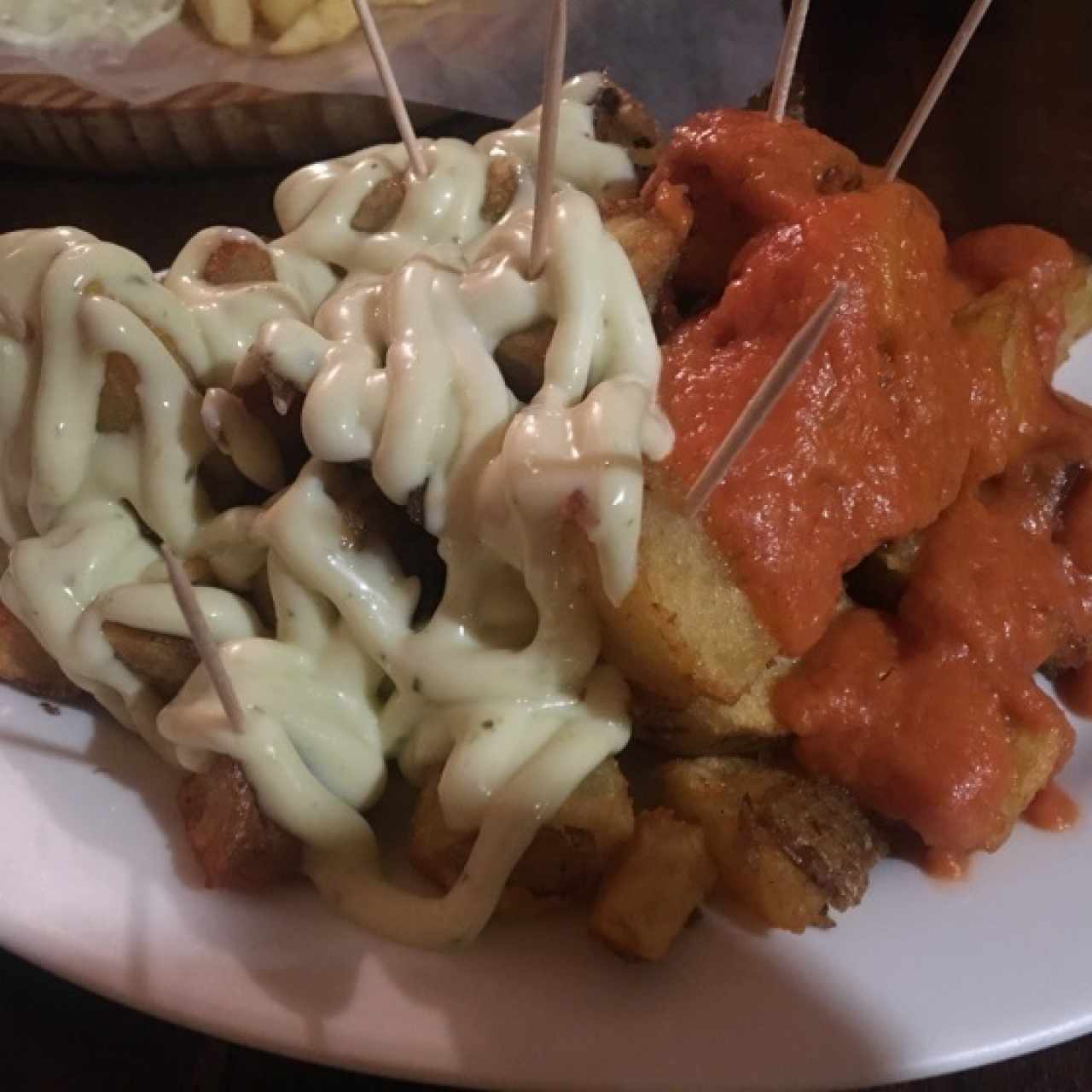 patatas bravas y alioli