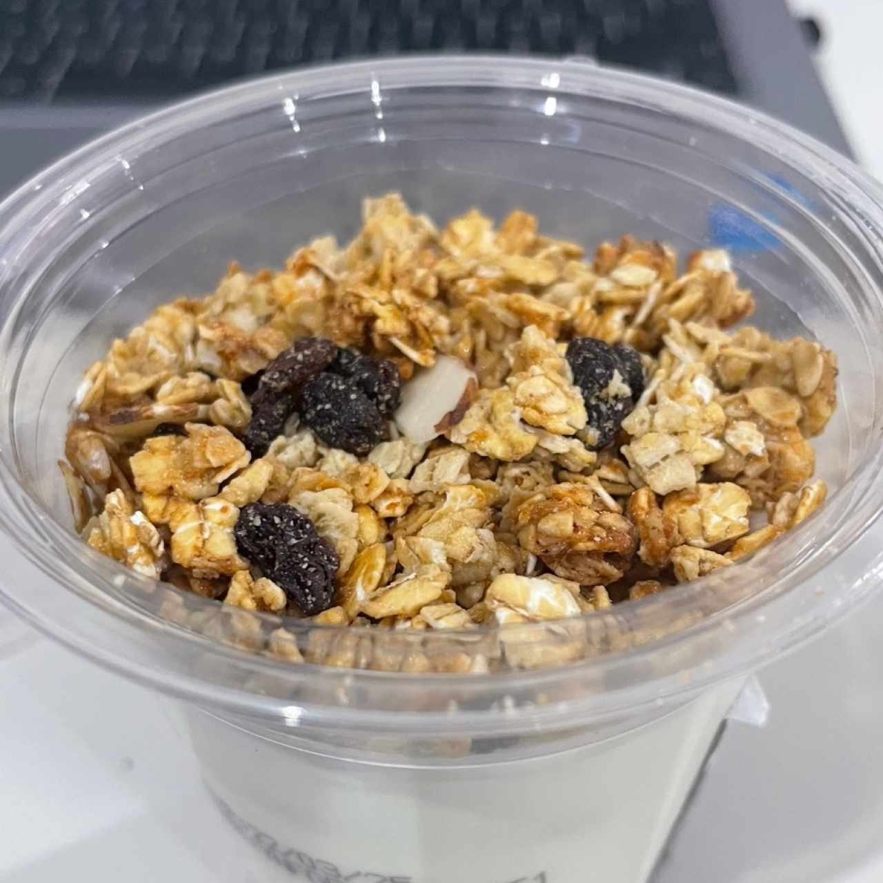 Yogurt de mermelada de fresa y granola