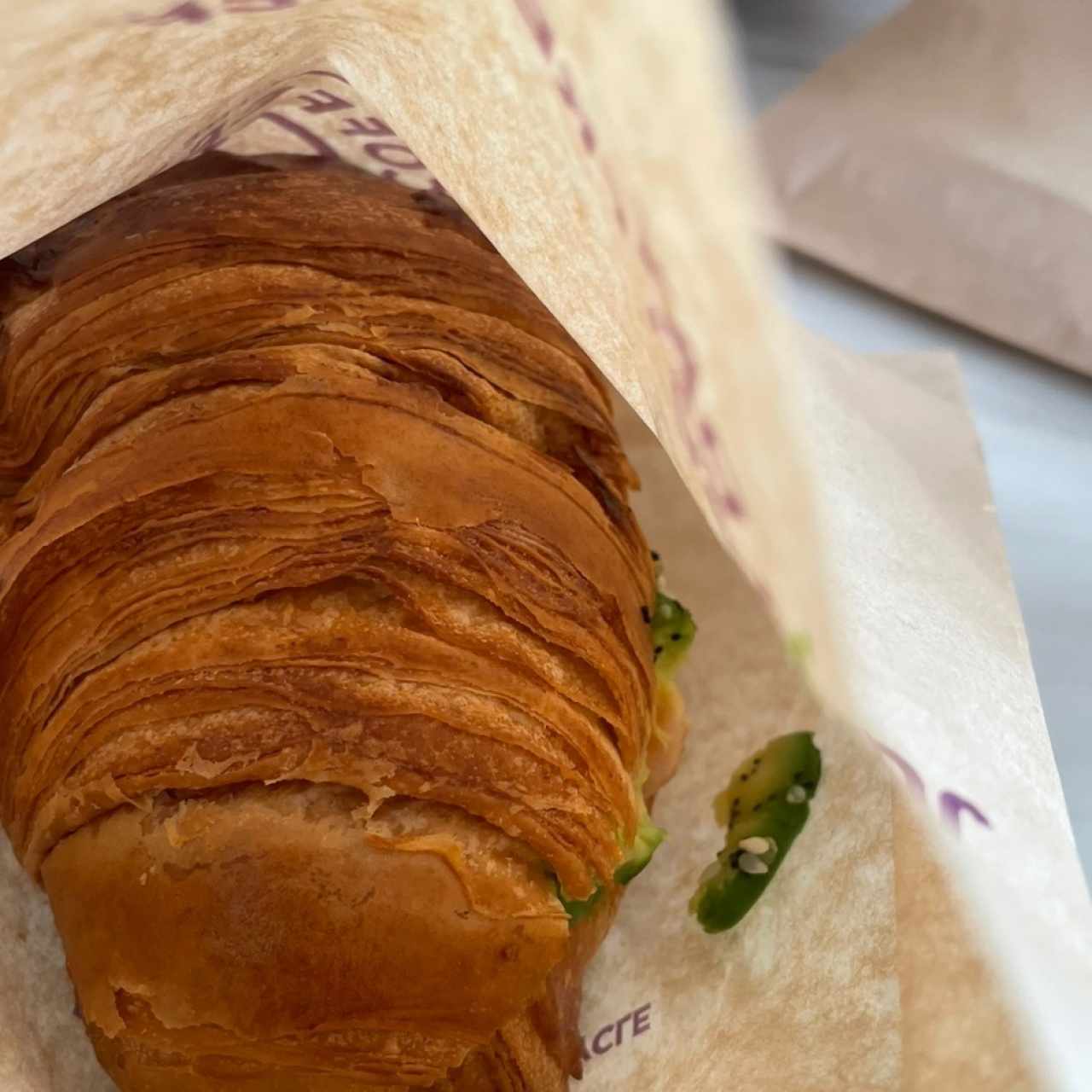 croissant de salmón y aguacate