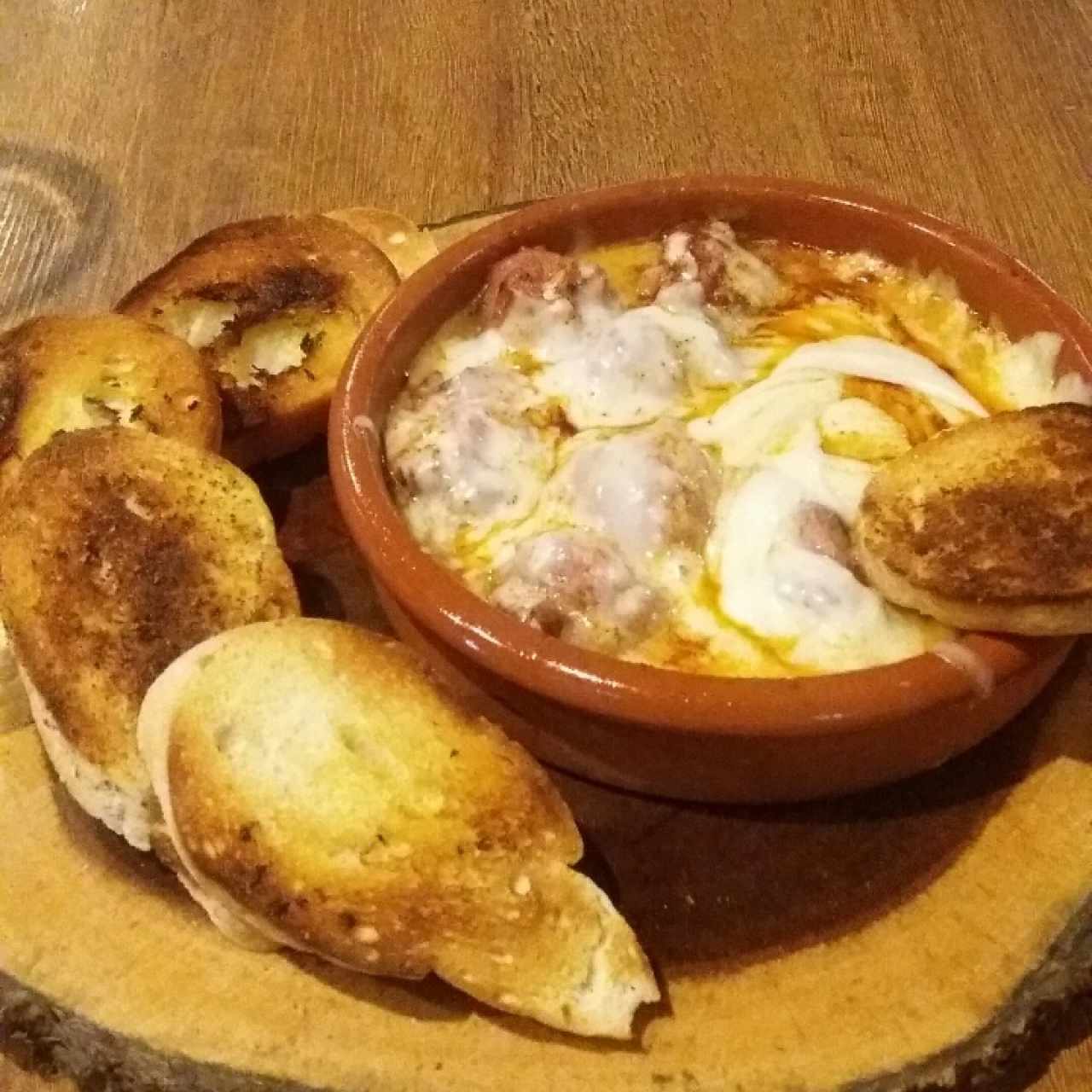 queso fundido con chorizo