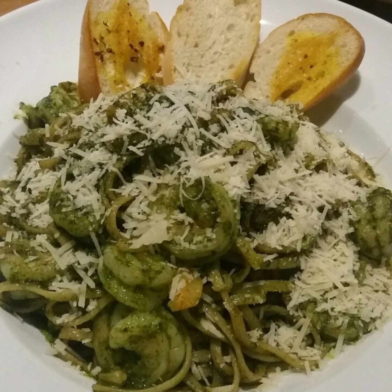 linguini con camarones al pesto