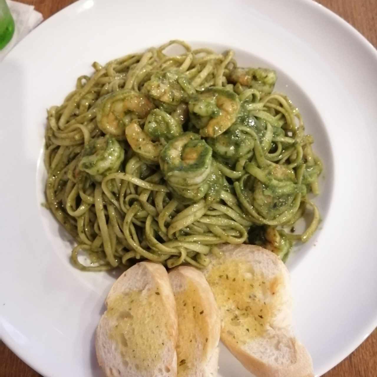 Pasta al pesto con camarones 