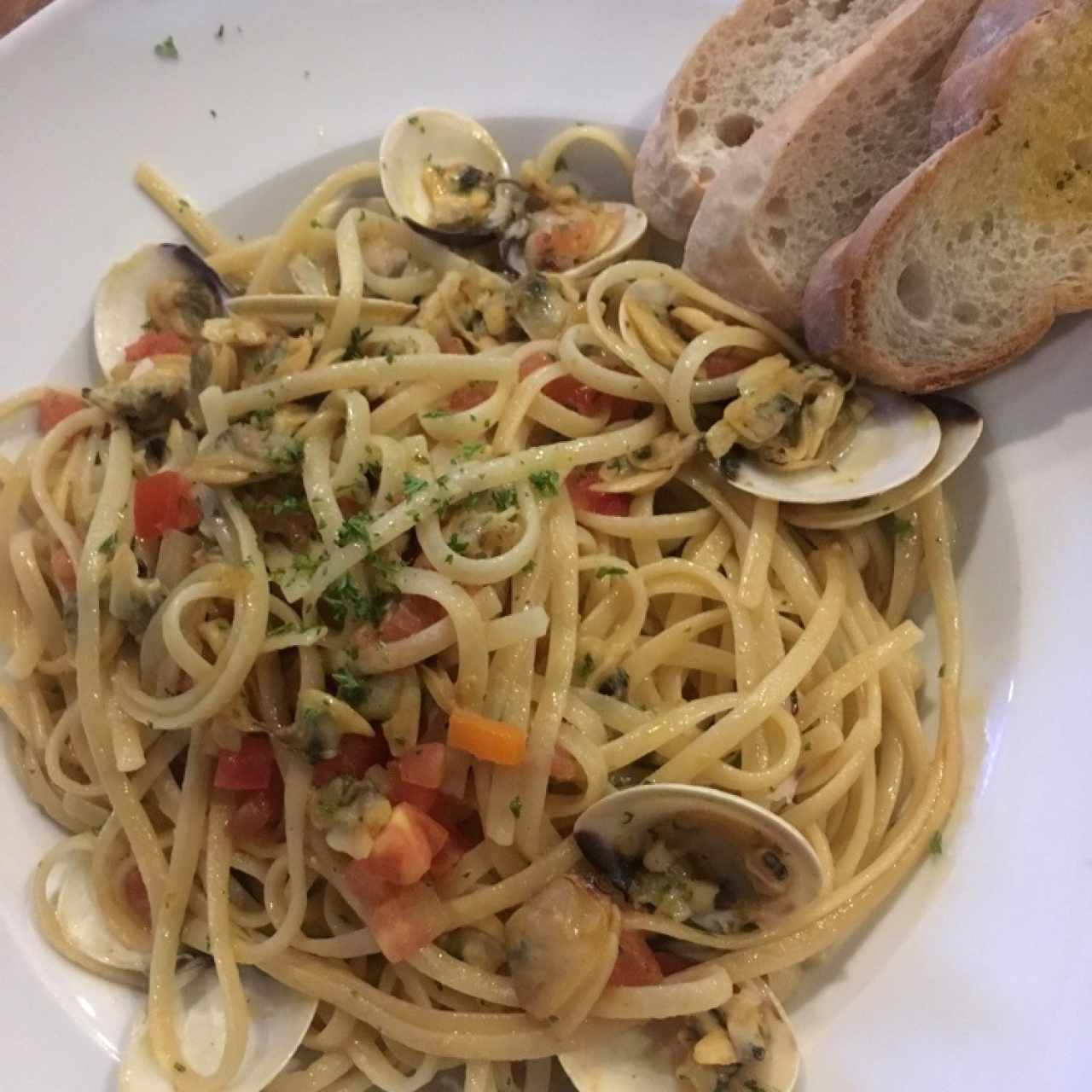 pasta al oleo con almejas