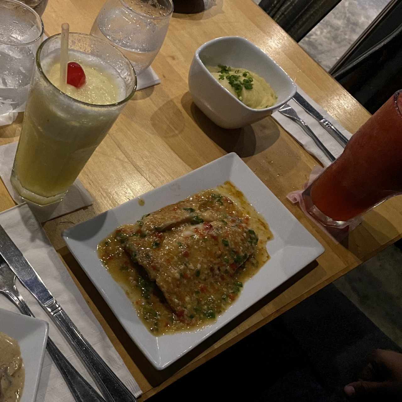 Filete de corvina al ajillo con puré $15.95