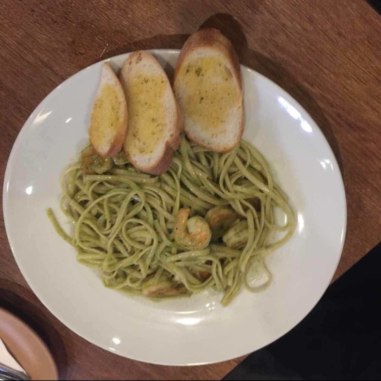 pasta al pesto con camarones