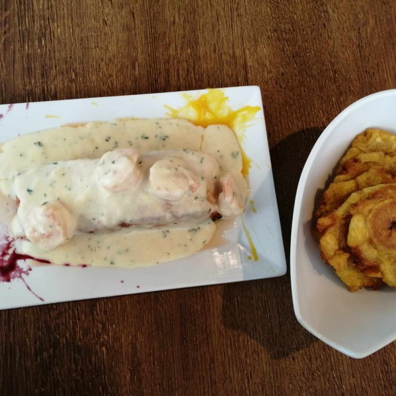 salmón en crema blanca con camarones y patacones