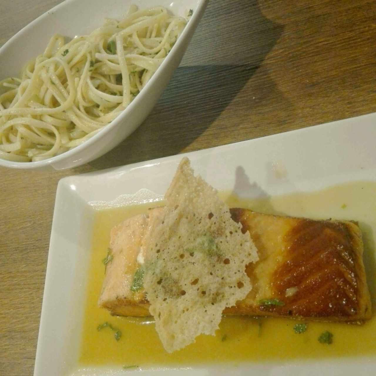 Salmón a la naranja con pasta al óleo