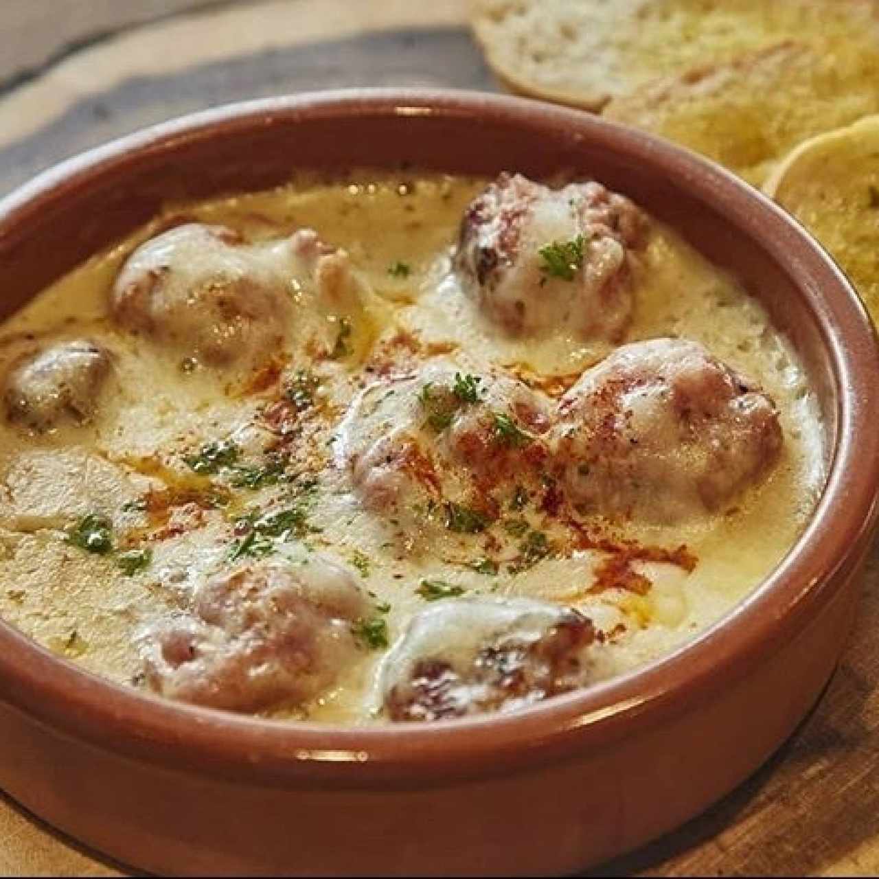 queso fundido con chorizo