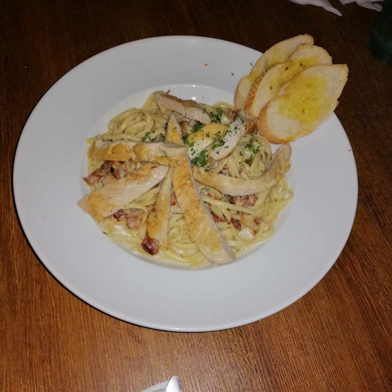 Pasta Carbonara con pollo y Tocino