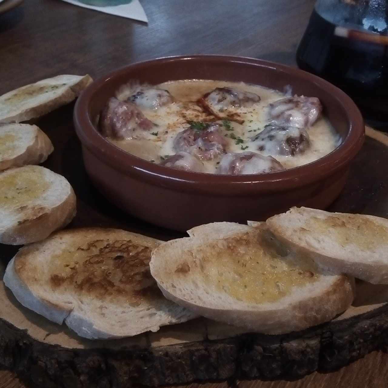 queso fundido con chorizo