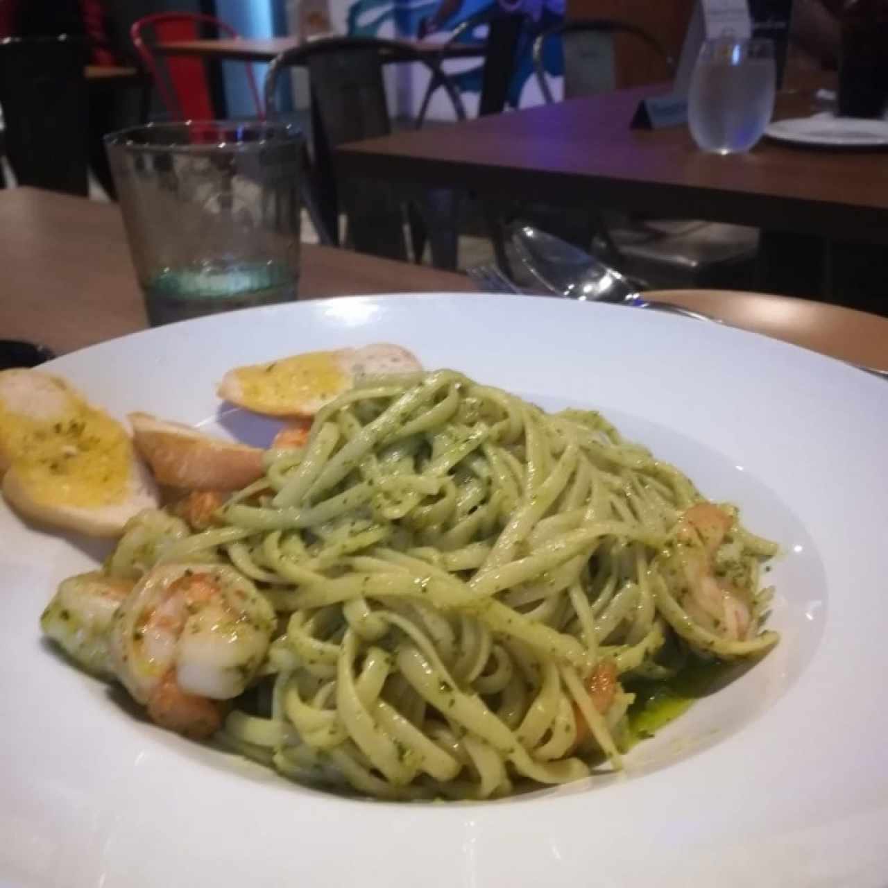 Pasta al Pesto con Camarones