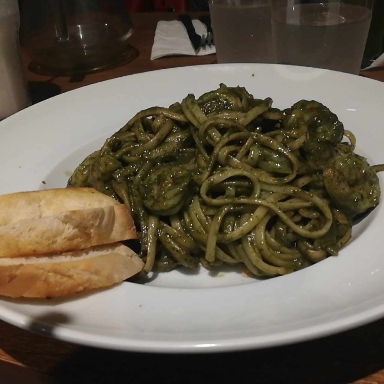 lingüini al pesto de camarones