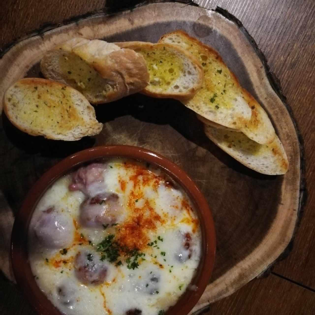 Queso fundido con chorizo