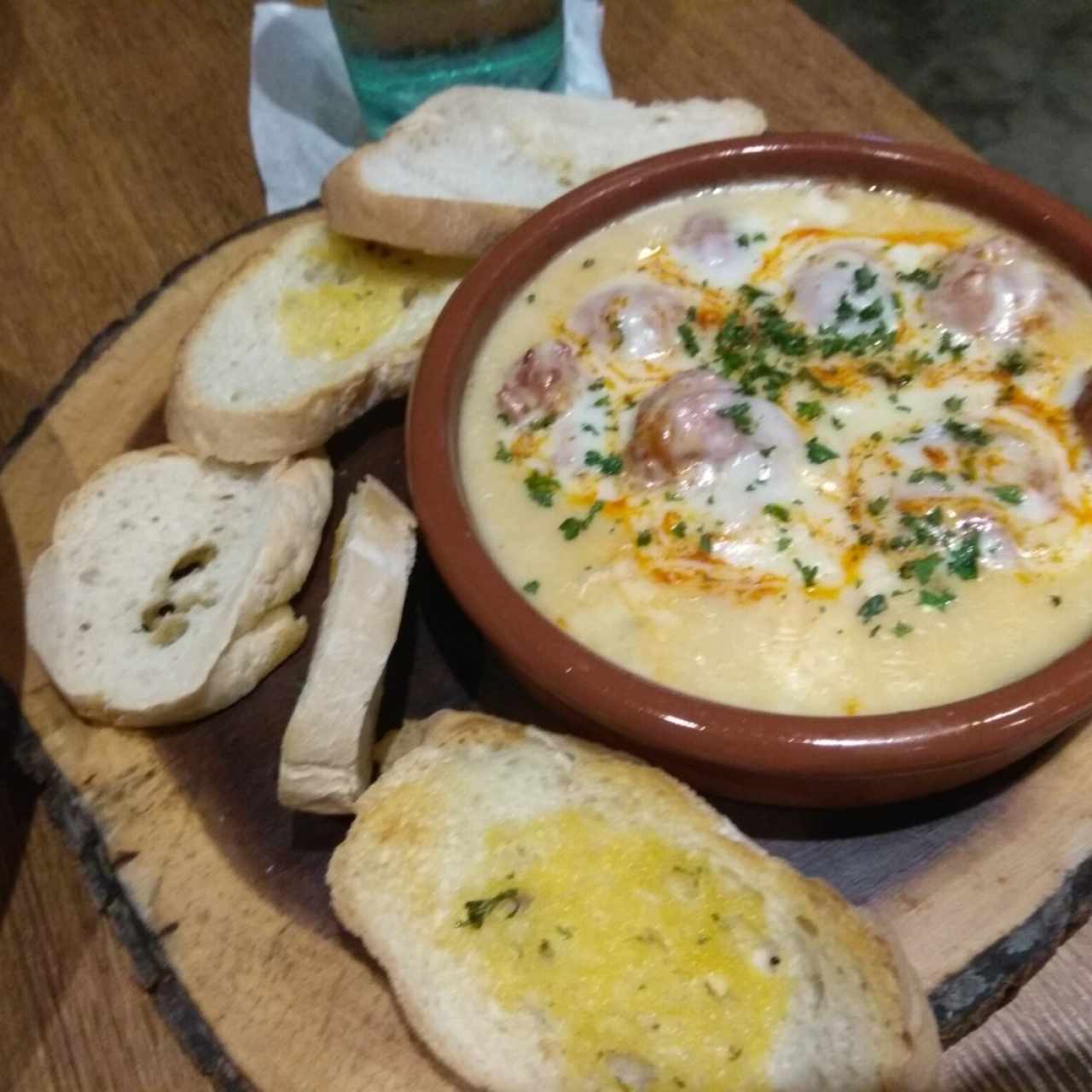 Queso fundido con chorizos