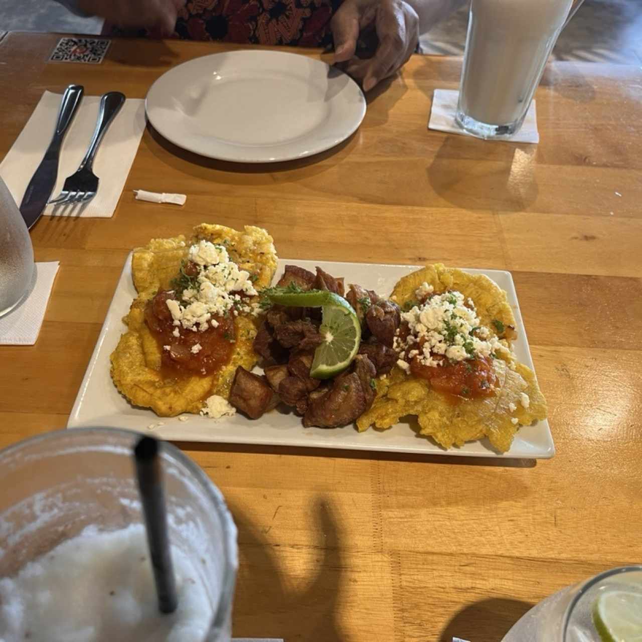 Patacones con chicharrón 