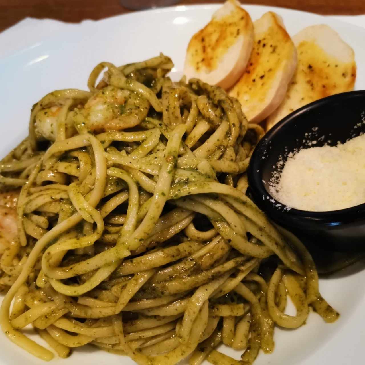 Pasta con camarones al pesto 