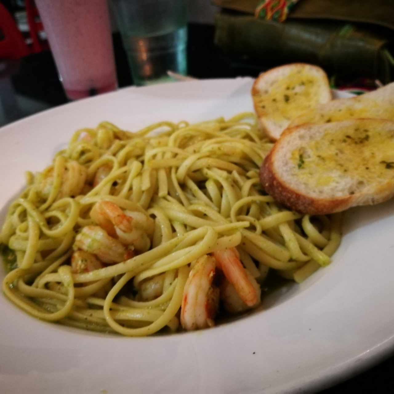 Pasta al pesto con camarones