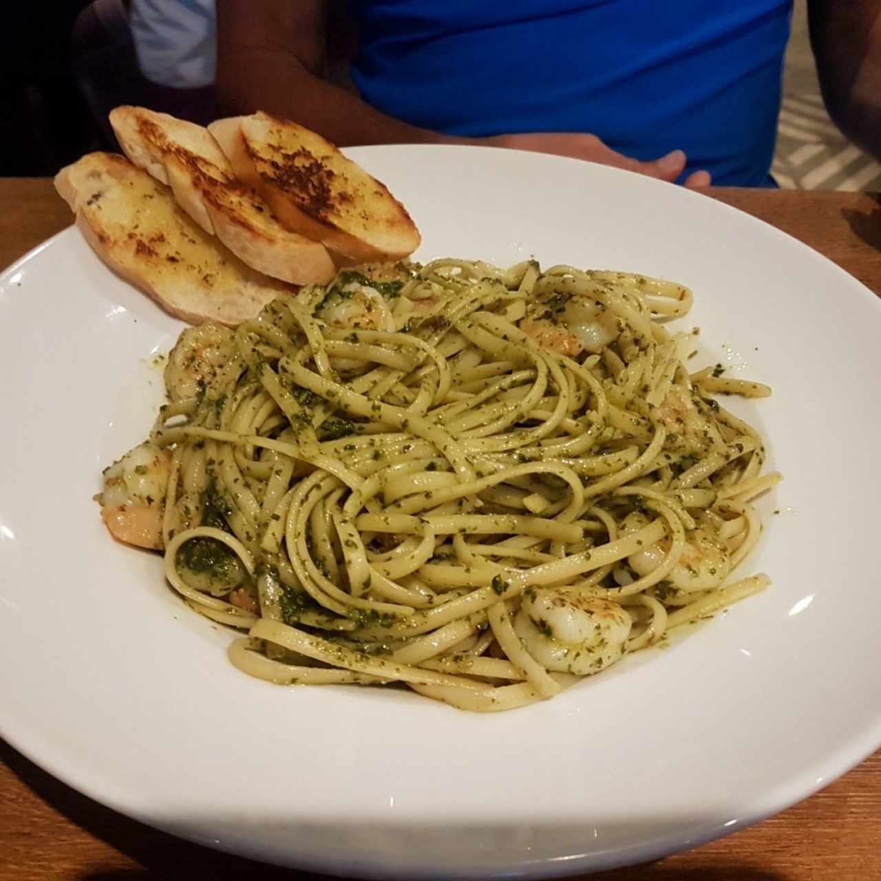 pasta con camarones al pesto