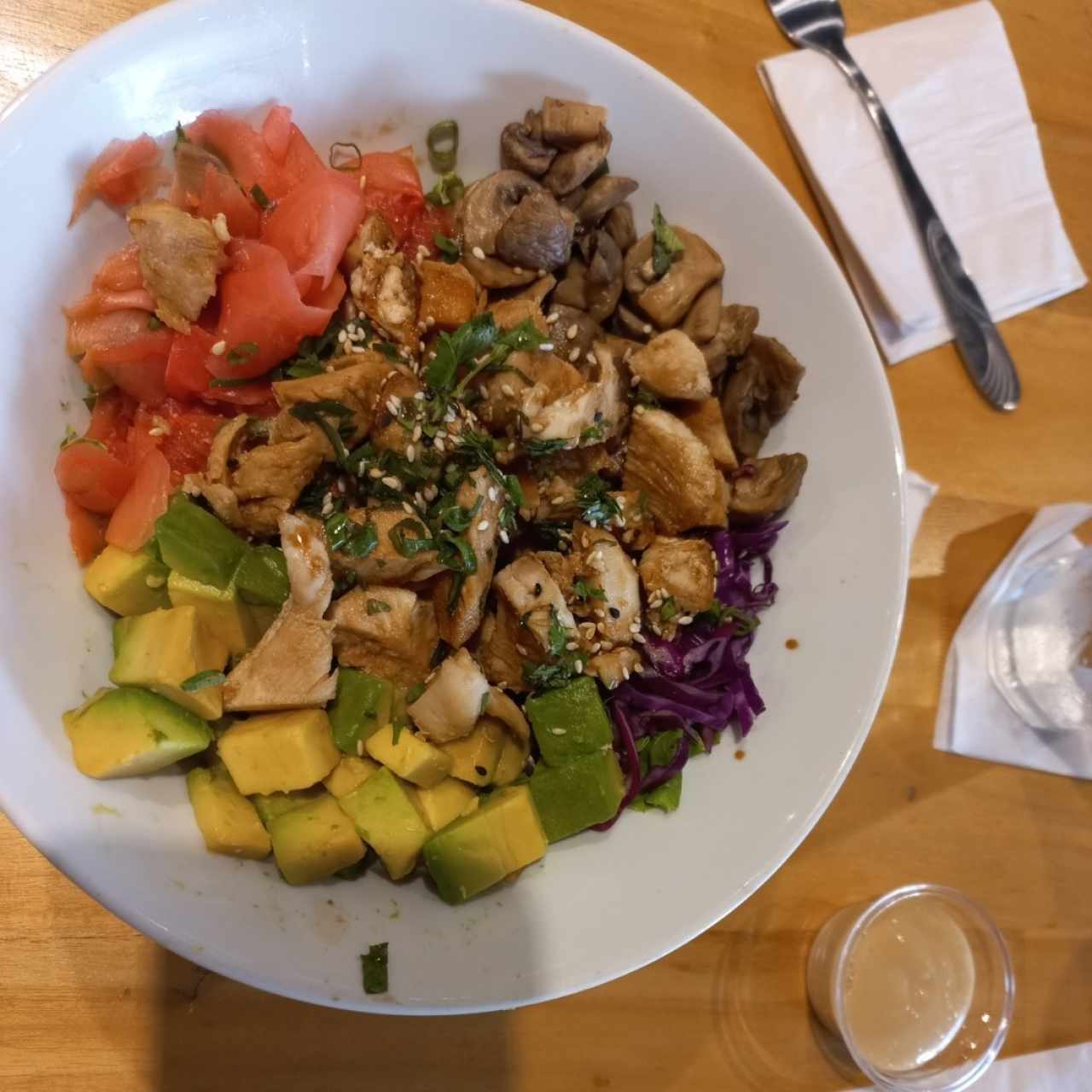 ensalada de pollo. Pedí sustituto de arroz por lechuga y fui complacida.